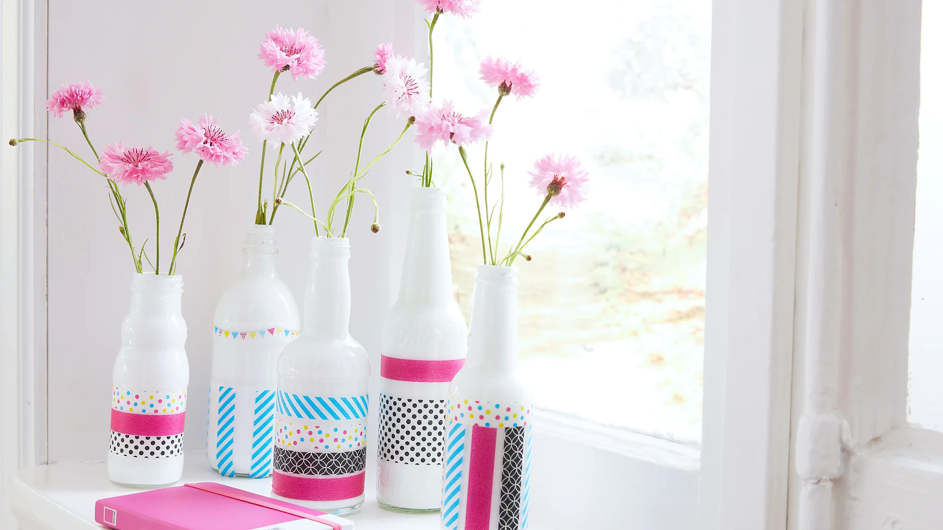 Geht’s einfacher? Schöne alte Glasflaschen weißen, dann nach Lust und Laune mit dem neuen tesa® Deco Tape bekleben. Gefällt der Look nicht mehr, lässt sich das Tape entfernen, und die Flaschen können neu beklebt werden!