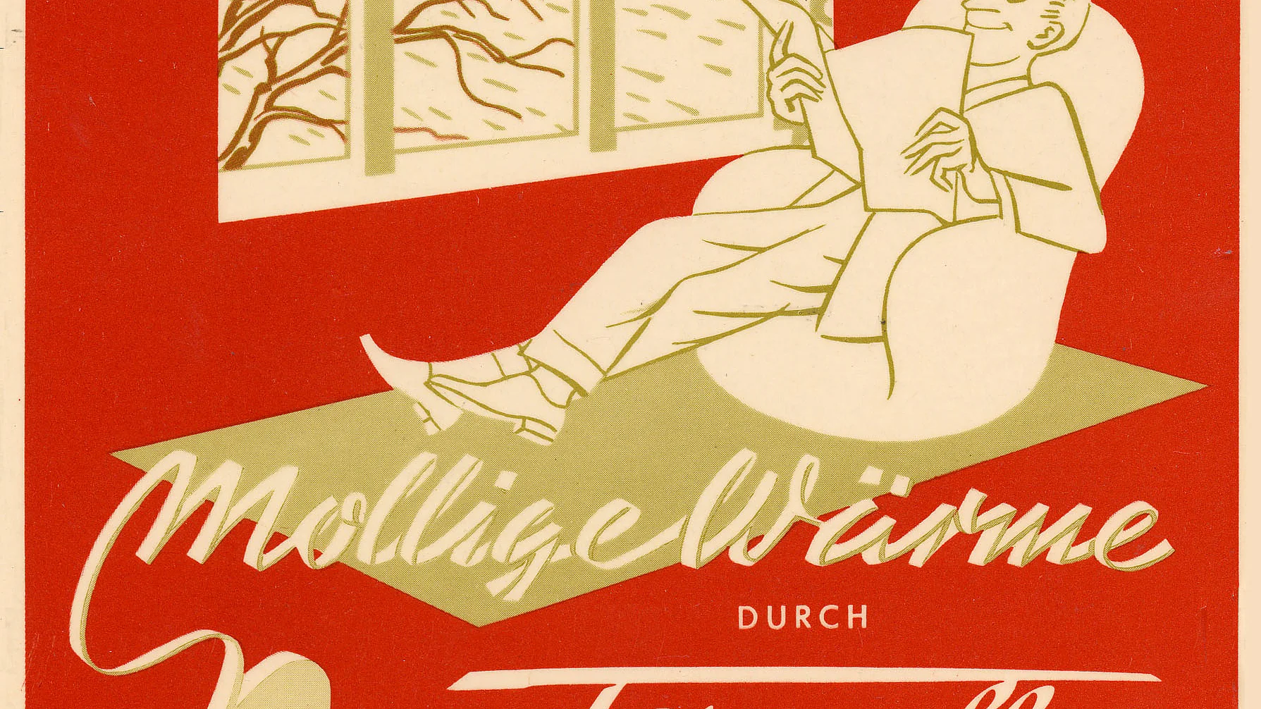 Eine Vintage-Werbung zeigt eine entspannte Person, die auf einem Stuhl am Fenster liest, mit einer verschneiten Szene draußen. Der Text lautet „Mollige Wärme durch tesa Selbstklebende Dichtungsstreifen für Fenster und Türen.
