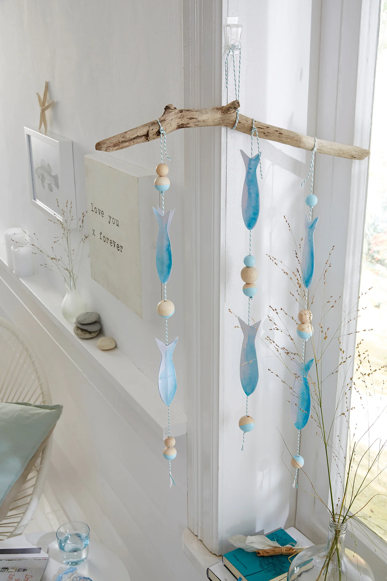 Einfach mal hängen lassen, das selbst gemachte maritime Mobile mit Papierfischen und Holzkugeln.