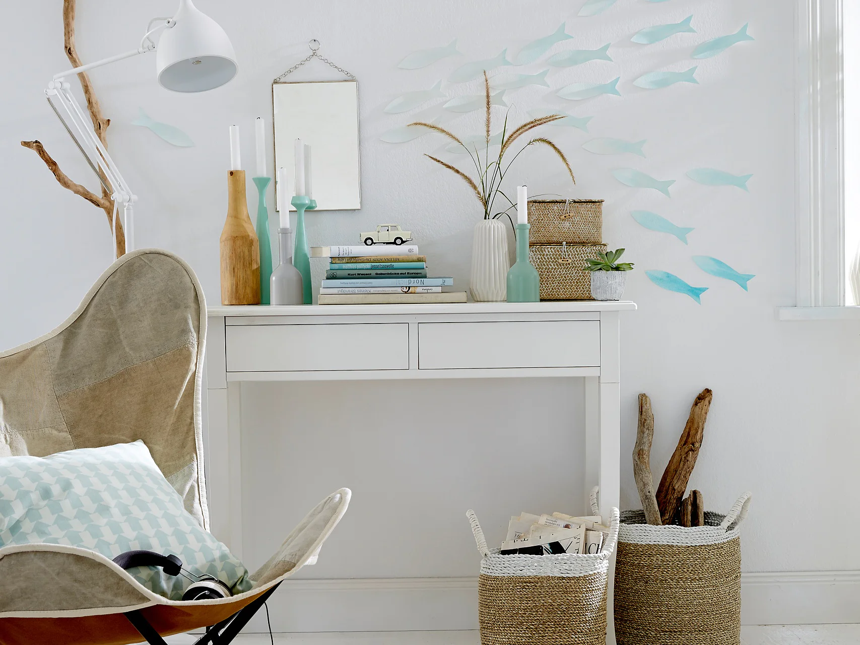 Auch wenn das Meer weit entfernt ist, braucht man auf den Zauber der Unterwasserwelt nicht zu verzichten: Einfach Papierfische an die Wand kleben und abtauchen!