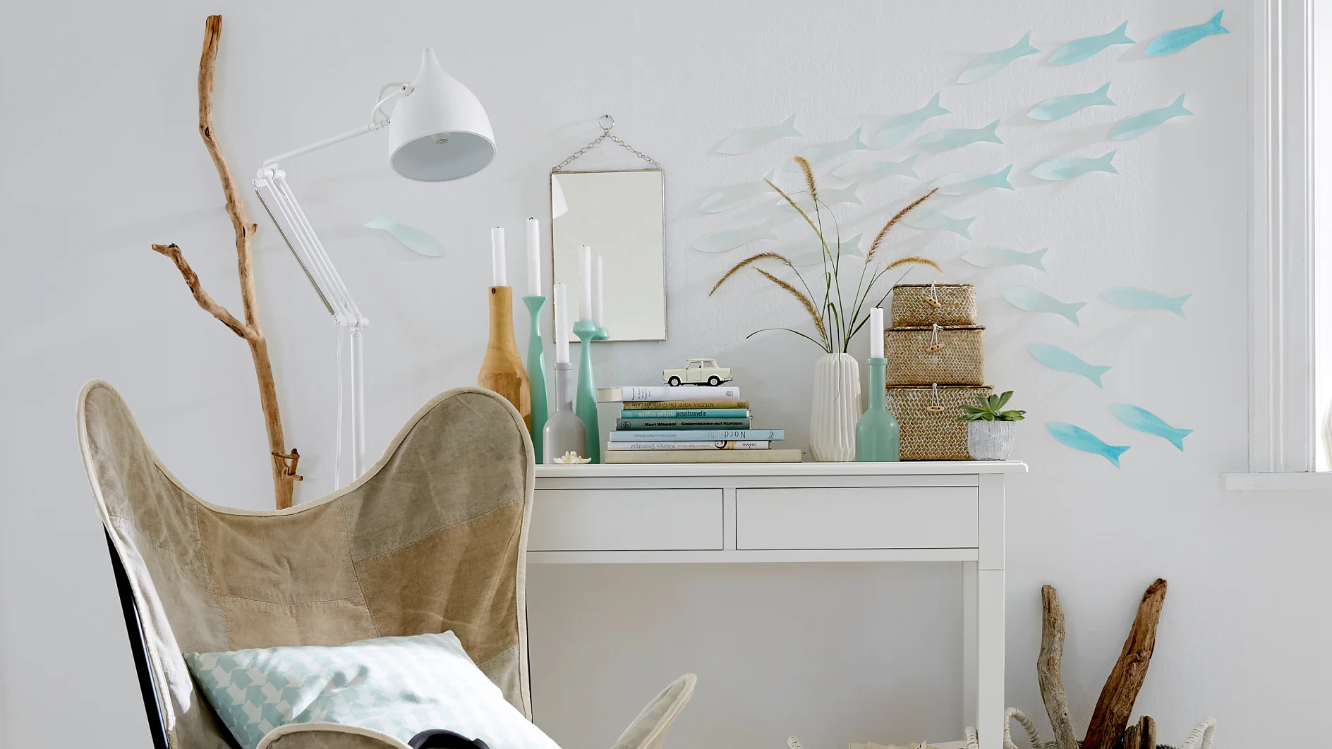 Auch wenn das Meer weit entfernt ist, braucht man auf den Zauber der Unterwasserwelt nicht zu verzichten: Einfach Papierfische an die Wand kleben und abtauchen!