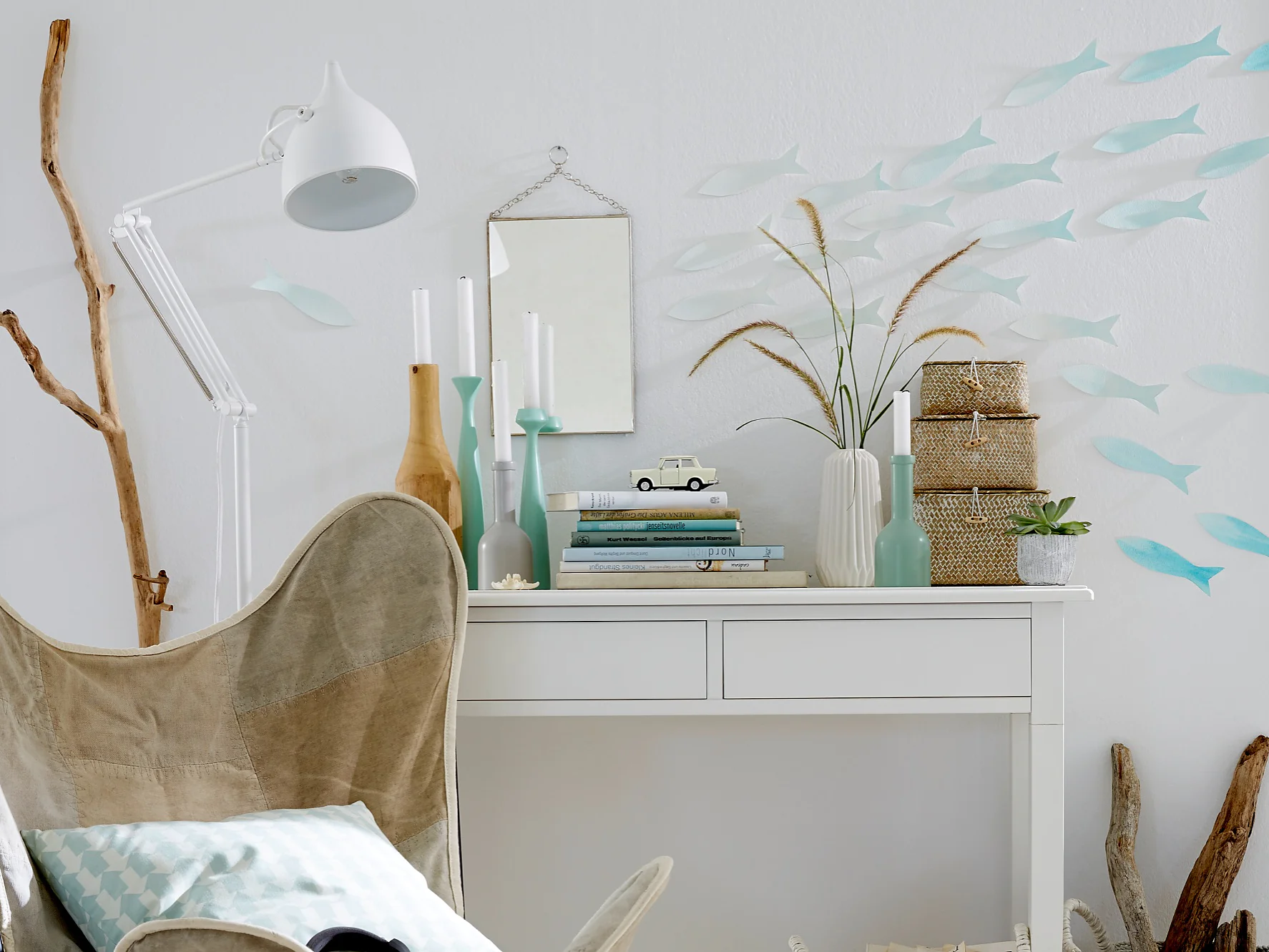 Auch wenn das Meer weit entfernt ist, braucht man auf den Zauber der Unterwasserwelt nicht zu verzichten: Einfach Papierfische an die Wand kleben und abtauchen!