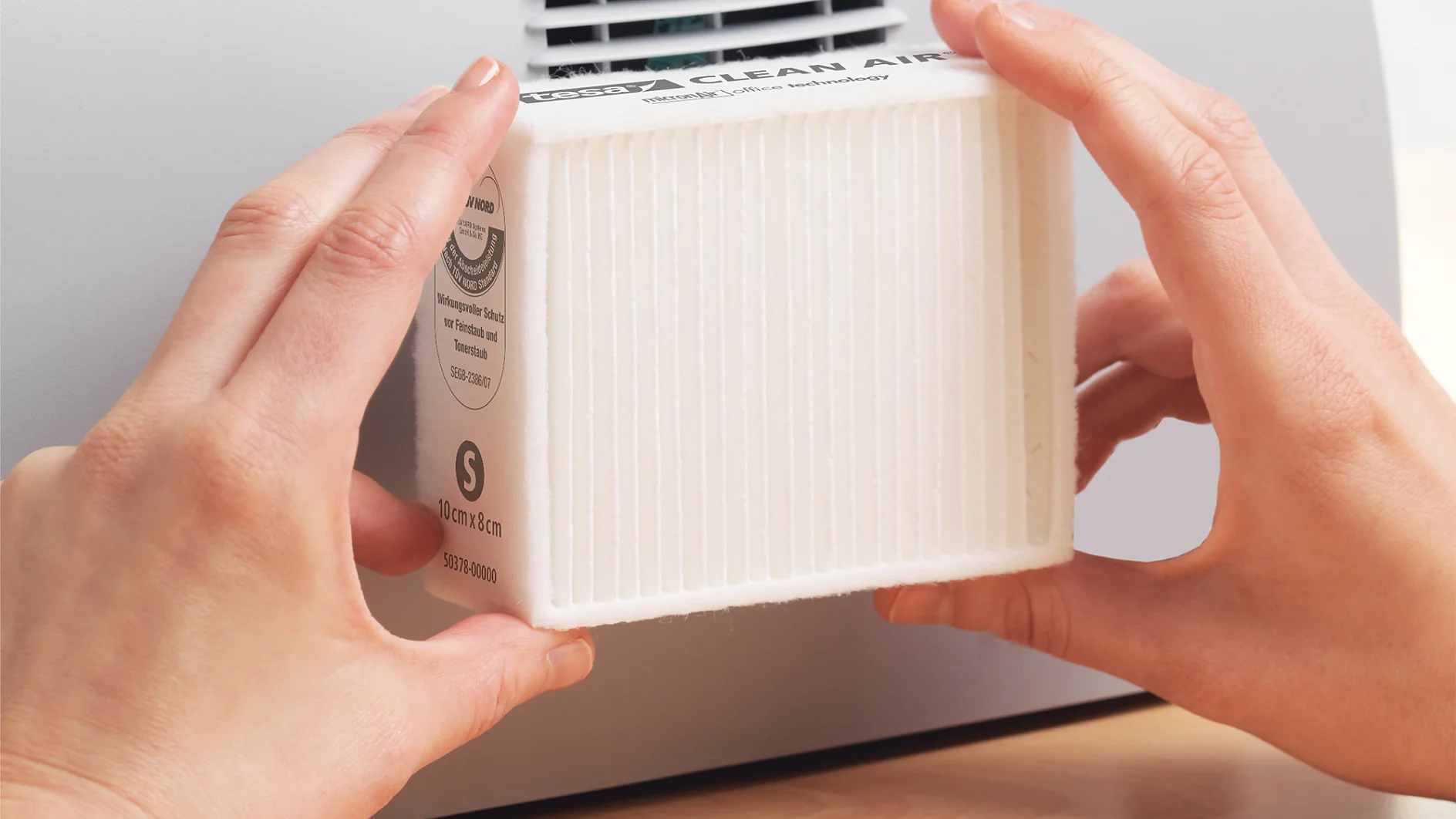 In wenigen Schritten zur gesunden Raumluft: leichte Anbringung des tesa Clean Air® Feinstaubfilters.