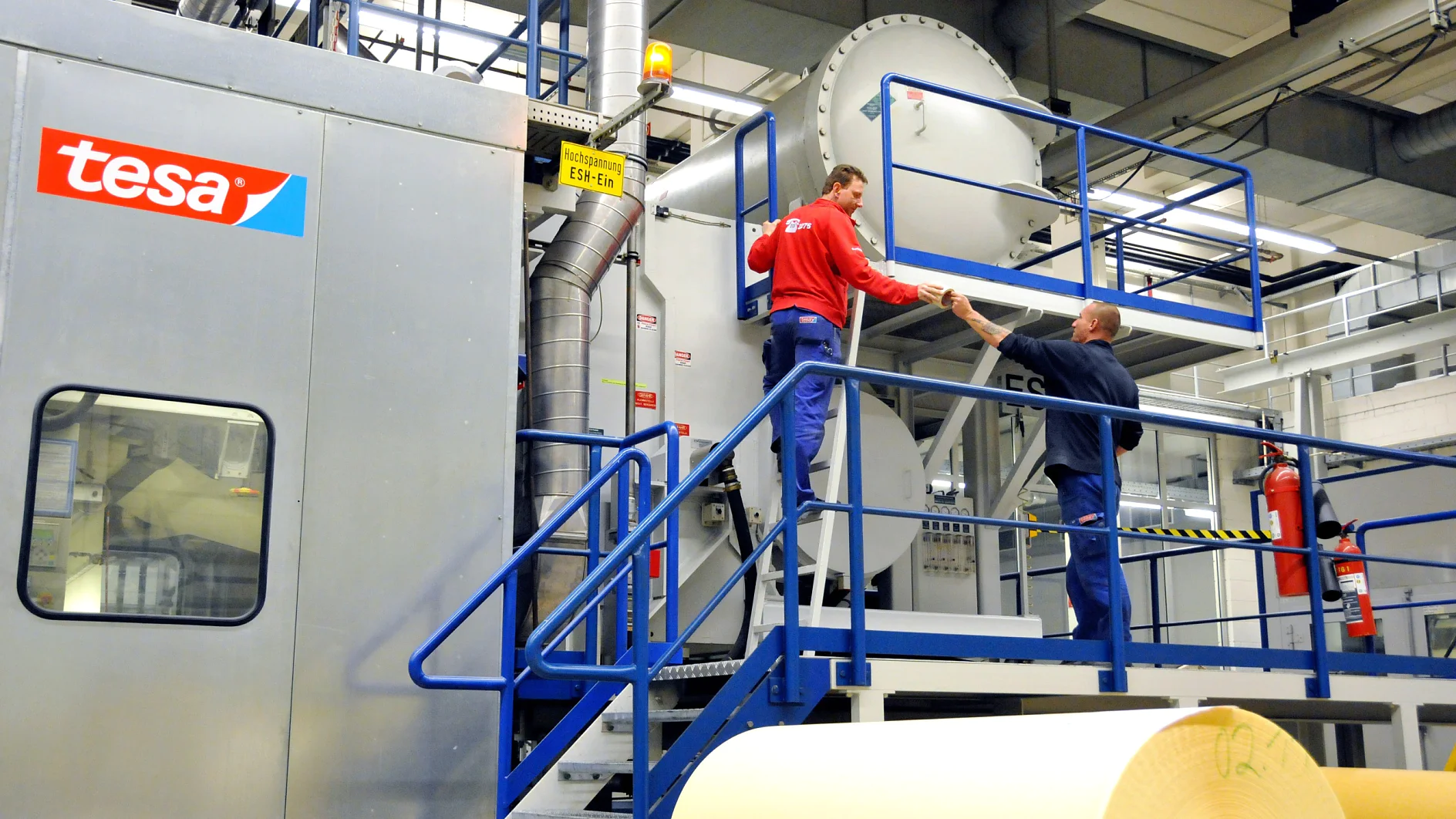 Im tesa Werk Offenburg werden zwei Klebeband-Beschichtungsanlagen modernisiert und erweitert. Damit ist der Standort in der Lage, auch zukünftig innovative Produkte für Endverbraucher, Gewerbe- und Industriekunden herzustellen. Pro Jahr fertigen die 420 Mitarbeiter in der Ortenau rund 250 Millionen Quadratmeter unterschiedlichste Klebebänder für den Weltmarkt.