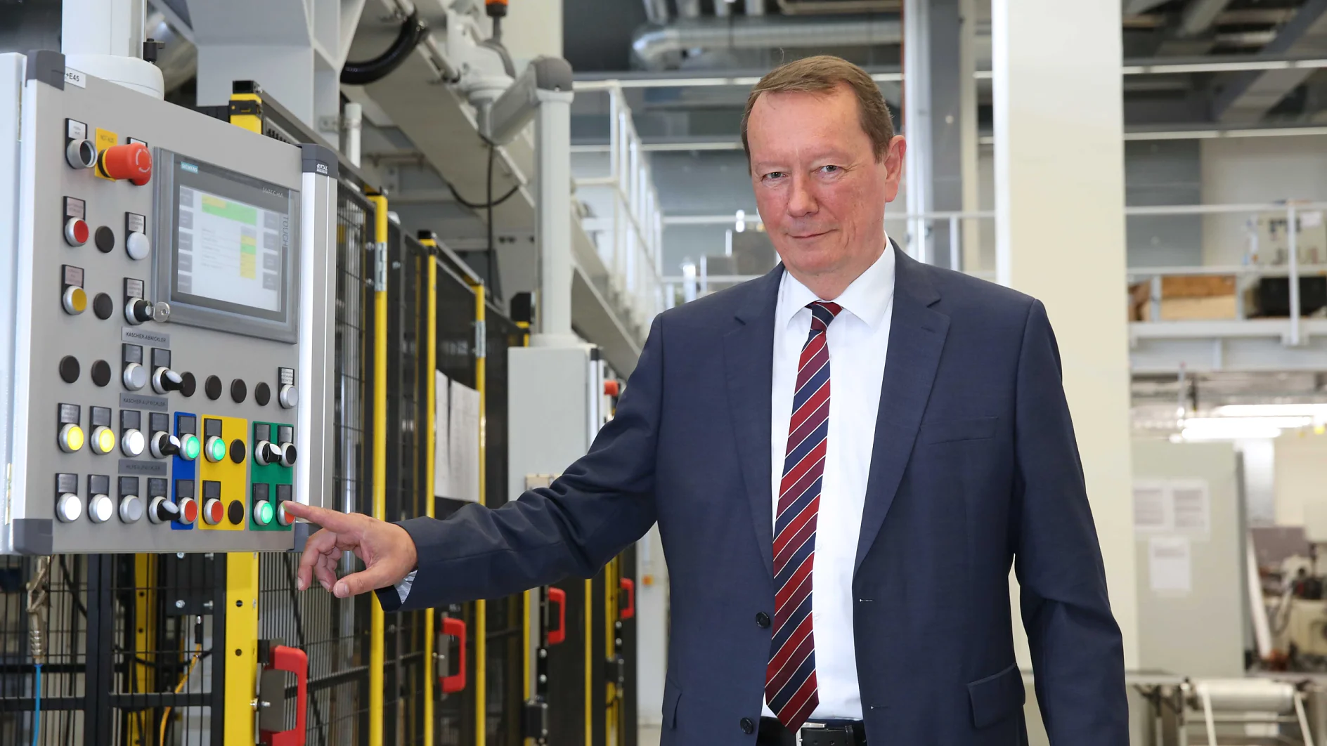 Thomas Schlegel, Vorstandsvorsitzender der tesa SE, setzt per Knopfdruck die erste Anlage im Technologiezentrum in Betrieb. Hier wird jetzt beispielsweise die Herstellung neuer doppelseitiger Klebebänder für die Anwendung im Fassadenbau und in der Automobilindustrie erprobt.
