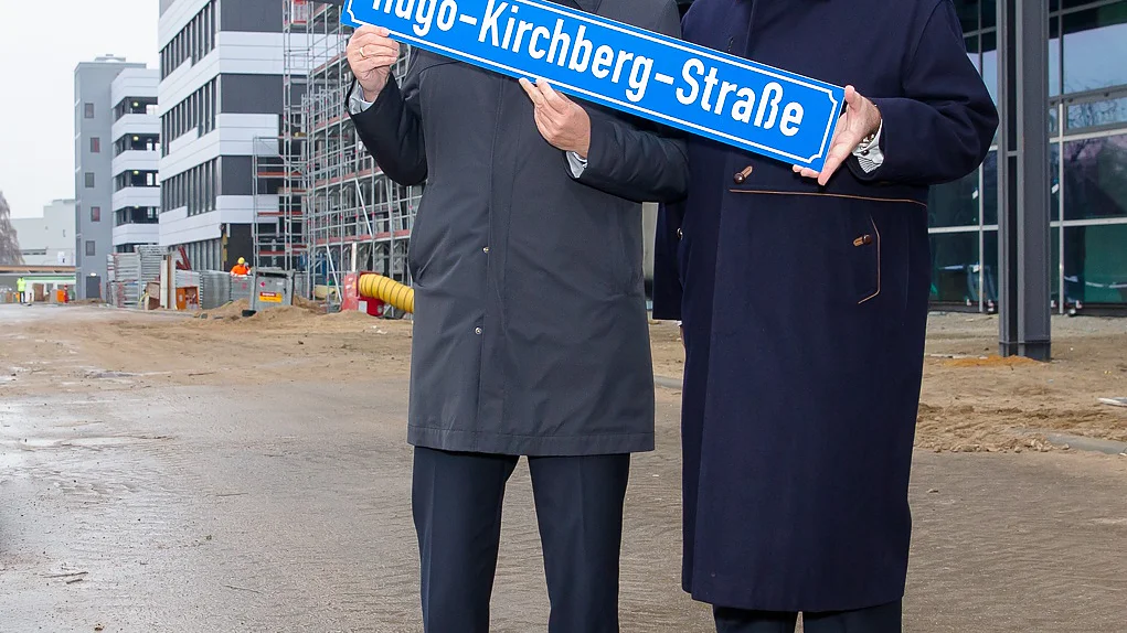 Thomas Schlegel (l.), Vorstandsvorsitzender der tesa SE, und Hans-Joachim Grote, Oberbürgermeister Norderstedt, präsentieren die neue Adresse der tesa Zentrale. Namensgeber Hugo Kirchberg baute Mitte der 1930er Jahre das weltweite tesa Geschäft auf und erfand unter anderem den Klebefilm-Abroller fürs Büro.