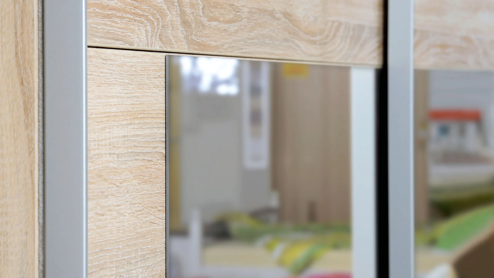 Doppelseitige Klebebänder mit Folien- oder Schaumträger sind ideal zu dauerhaften und zuverlässigen verklebung von Fenstersprossen, Spiegelelementen, Dekorleisten, Sockelleisten, Kabelkanälen, Fensterzusatz- und Fensterrahmenprofilen und vielem mehr.