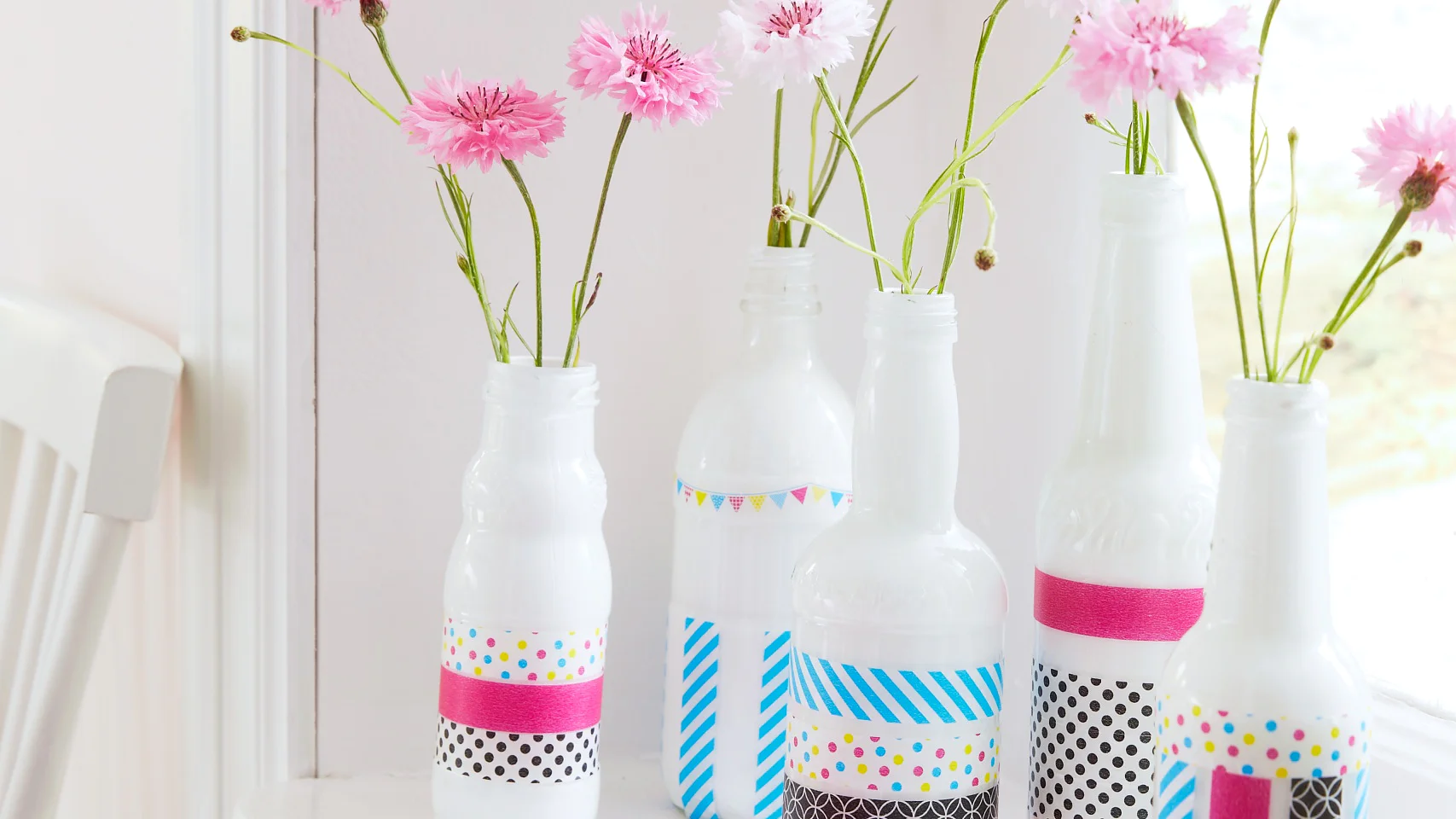 Geht’s einfacher? Schöne alte Glasflaschen weißen, dann nach Lust und Laune mit dem neuen tesa® Deco Tape bekleben. Gefällt der Look nicht mehr, lässt sich das Tape entfernen, und die Flaschen können neu beklebt werden!