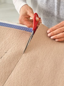 Papierform ausschneiden. Die Papierrahmen mithilfe des Malerbands zur Probe an die entsprechende Wand hängen. So kann man bei einer großen Anzahl von Bildern verschiedene Möglichkeiten der Aufhängung ausprobieren, ohne die Wand zu zerstören. Wenn das Ergebnis aussieht wie gewünscht, die Aufhängepunkte der einzelnen Bilder mit Bleistift auf die Wand übertragen.