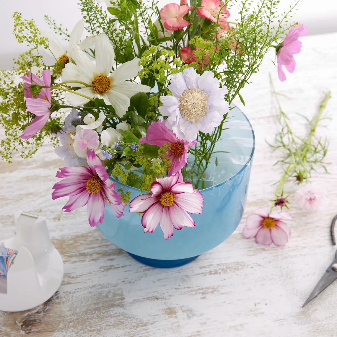 Jetzt können die Blumen in die Zwischenräume gesteckt werden und behalten ihre Position.