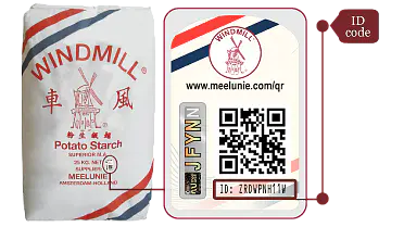Eine Packung Windmill-Kartoffelstärke mit einem QR-Code auf dem Etikett. Der QR-Code ist mit dem Text „ID: ZRDVPNH11“ beschriftet und ein ID-Code-Abschnitt ist angegeben. Das Design enthält das Windmill-Branding und eine Webadresse.