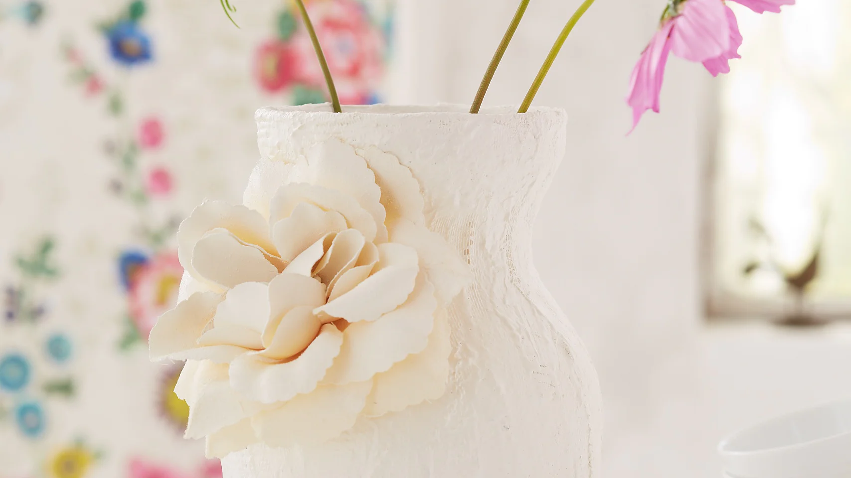 Man nehme: eine alte Vase, Gipsbinden, eine Stoffblüte und weiße Farbe. Das Ergebnis: ein außergewöhnliches Objekt, das mit und ohne Blumen schön aussieht.