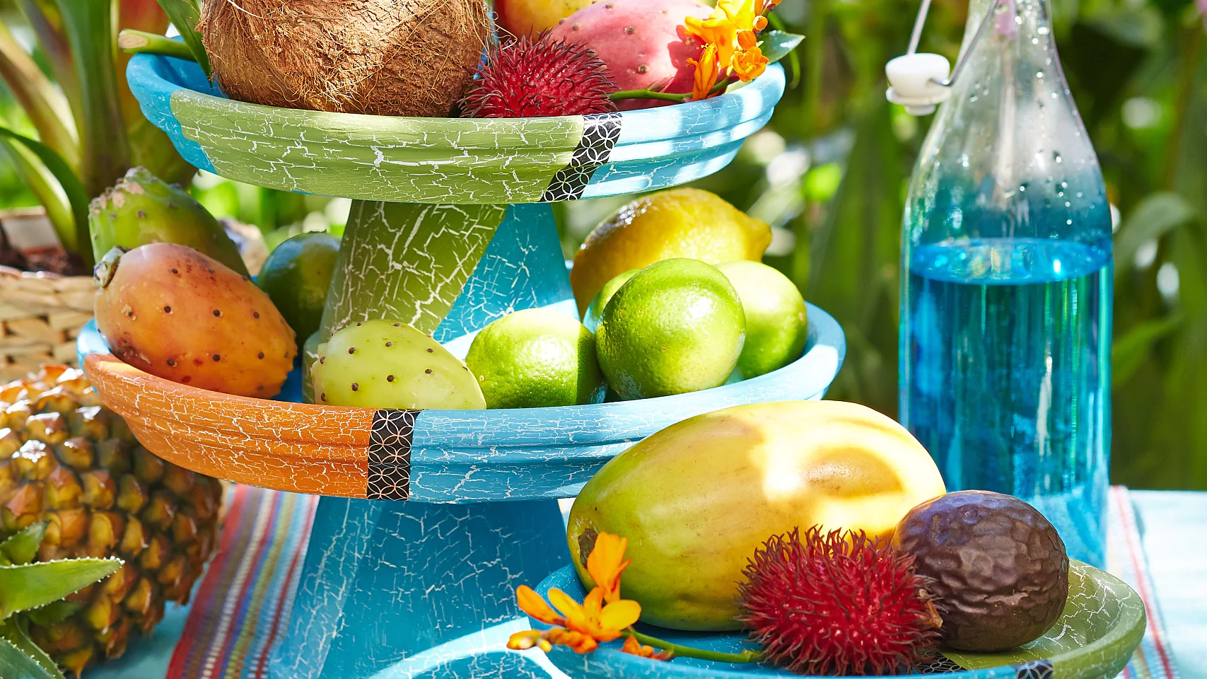 Aufgestockt: Mit diesen Etageren legen wir die Messlatte hoch. Sie sehen witzig aus, bringen Obst auf die Höhe und sind nicht einmal schwer nachzumachen. Originelles Detail: tesa® Deco Tape-Streifen trennen die Farbflächen auf den Tellern. 