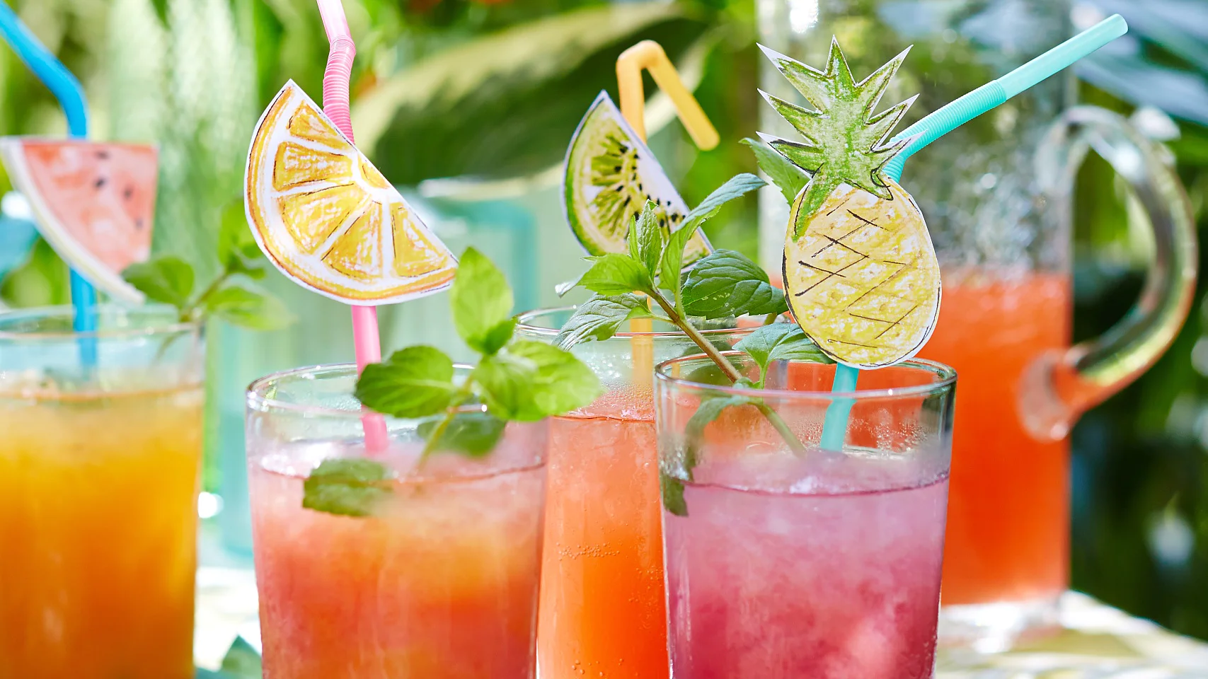 Ob Cocktail oder Fruchtsaft: Die Strohhalme mit Obstverzierung machen Appetit auf mehr und kennzeichnen zugleich das Glas. Die Früchte gibt's zum Downloaden