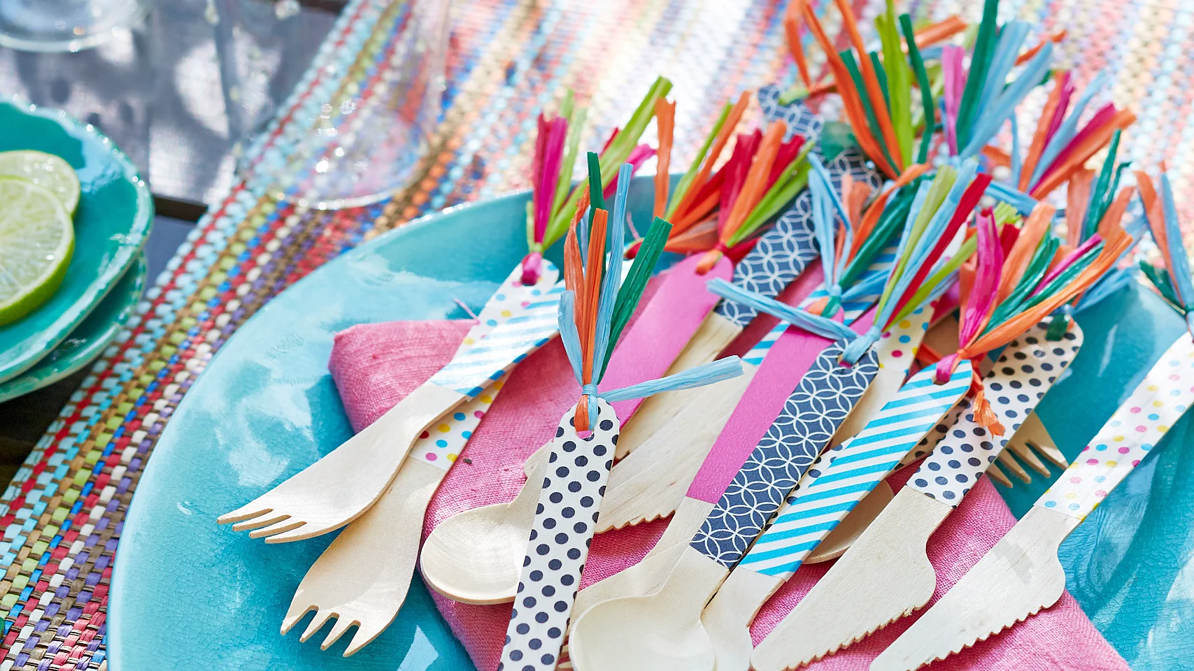 Picknickbesteck aus Holz sieht gewöhnlich recht langweilig aus. Wenn man die Griffe aber mit tesa® Deco Tape beklebt und dann noch mit Bastquasten verziert, sind sie ruck, zuck sommertauglich.