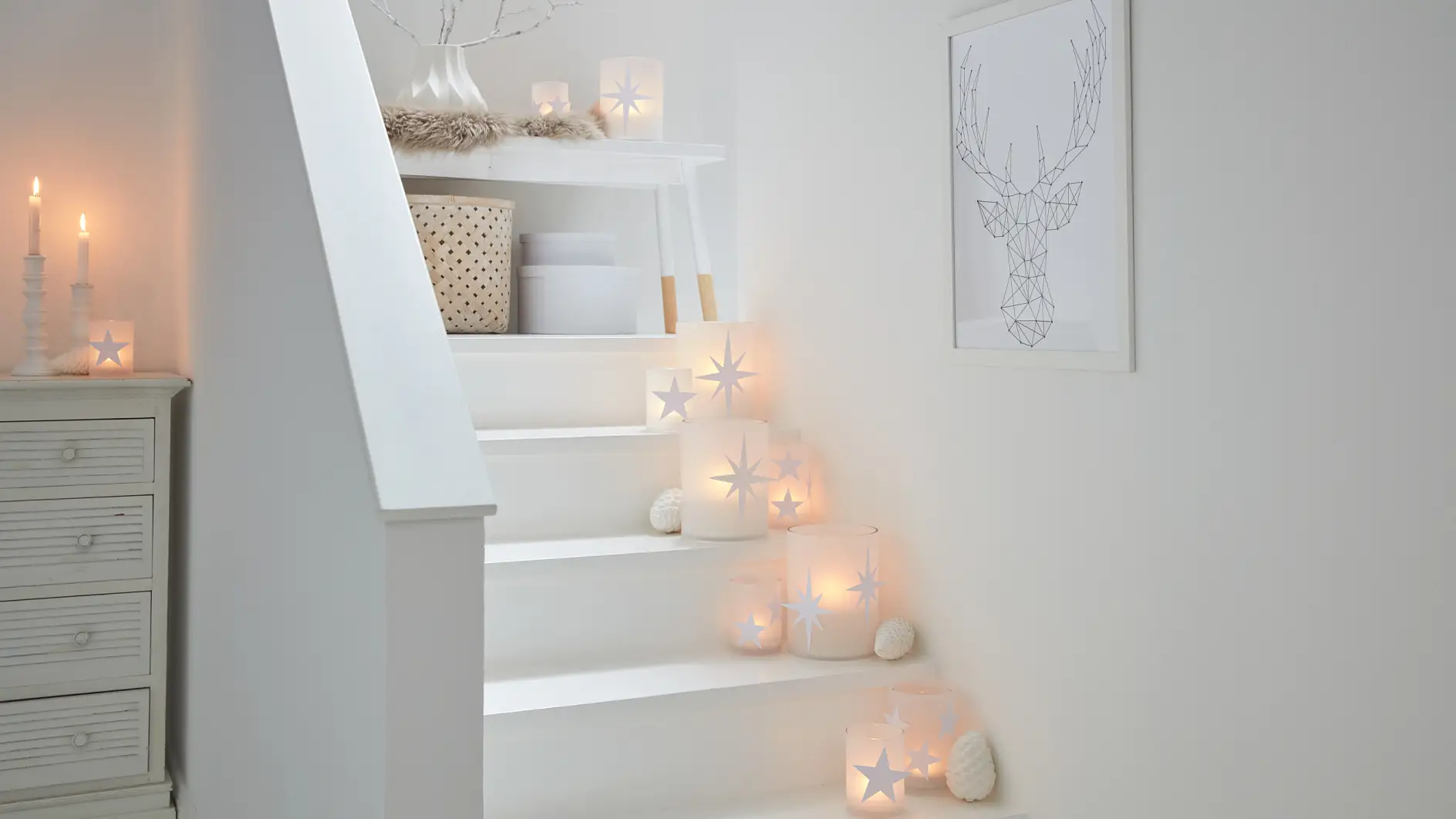 This stairs decoration puts candles (safely!) in the limelight - and it looks beautiful. Especially when the DIY candle holders are decorated with paper stars. They are quickly and easily applied with the help of the new glue stamp, and thus have a great 3D effect.