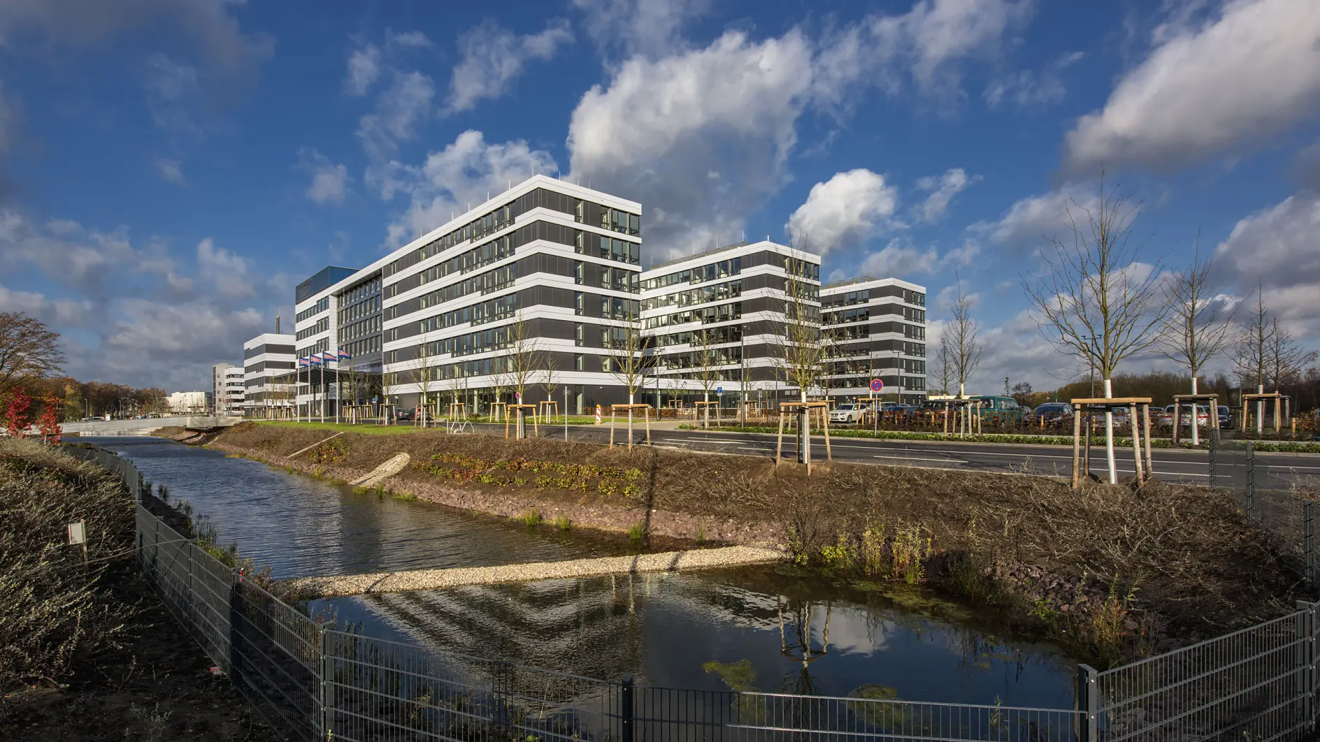 Der neue Gebäude-Komplex der tesa SE in Norderstedt vereint Headquarter, Forschungs- und Technologiezentrum unter einem Dach. Mit 160 Millionen Euro ist es die größte Investition in der Unternehmensgeschichte. Zurzeit sind am Standort in der Hugo-Kirchberg-Straße rund 1000 Mitarbeiter tätig.