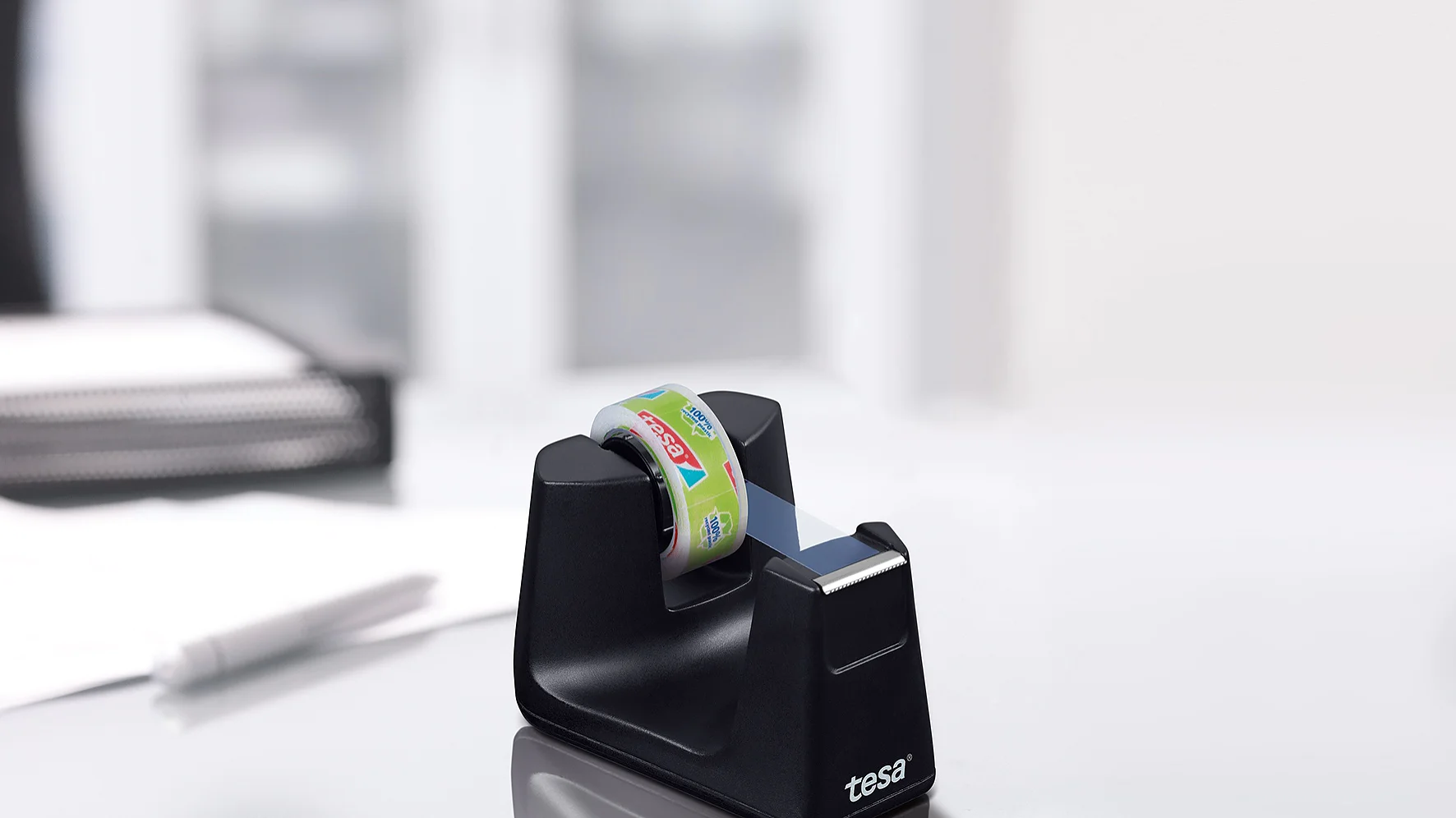 Without leaving sticky residues, the desk dispenser Smart can be easily removed and repositioned. Particularly practical: If necessary, the adhesive force of the stop pad can be reactivated any time by simply cleaning it with water.