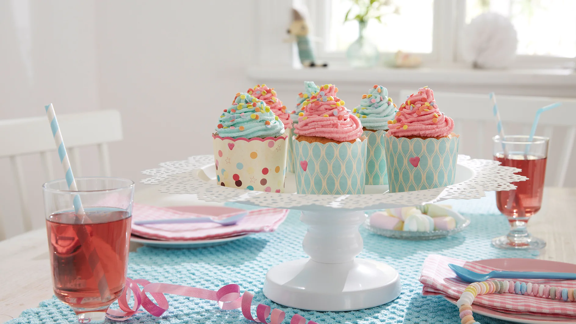 Die Muffins wollen hoch hinaus und präsentieren sich auf einer Etagere. Sie ist aus einem Metallteller und einem Kerzenleuchter zusammengesetzt. tesa Powerbond® INDOOR sorgt dafür, dass beide in Verbindung bleiben.