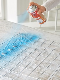 Arbeitsfläche mit Easy Cover® abdecken. Gitter und Magnete mit dem Sprühlack lackieren.