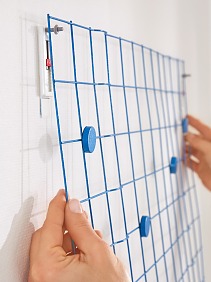Verstellbare Klebeschrauben für Tapete und Putz nach Anleitung auf der Verpackung an der Wand befestigen. Nach dem Trocknen das Gitter an den Schrauben aufhängen und mit den Muttern fixieren.