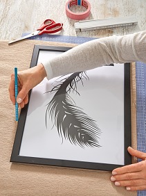 Die Außenmaße der gerahmten Bilder auf Packpapier übertragen.