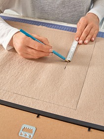 Aufhängepunkte auf das Papier übertragen.