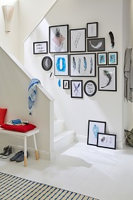 Ein Motiv in vielen Variationen: So eine Collage sieht ungewöhnlich schön aus. Damit die Bilder keine Spuren in der Wand hinterlassen und unkompliziert umarrangiert werden können, hängen sie an praktischen Klebenägeln. Die gibt es mit einer Tragkraft von zwei bis vier Kilogramm – passend für (fast) jede Rahmengröße.