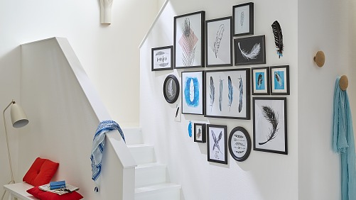 Ein Motiv in vielen Variationen: So eine Collage sieht ungewöhnlich schön aus. Damit die Bilder keine Spuren in der Wand hinterlassen und unkompliziert umarrangiert werden können, hängen sie an praktischen Klebenägeln. Die gibt es mit einer Tragkraft von zwei bis vier Kilogramm – passend für (fast) jede Rahmengröße.