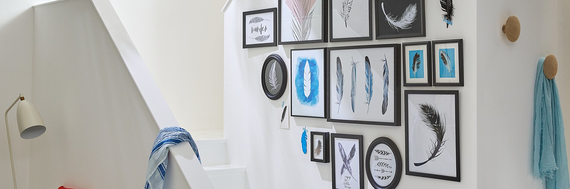 Ein Motiv in vielen Variationen: So eine Collage sieht ungewöhnlich schön aus. Damit die Bilder keine Spuren in der Wand hinterlassen und unkompliziert umarrangiert werden können, hängen sie an praktischen Klebenägeln. Die gibt es mit einer Tragkraft von zwei bis vier Kilogramm – passend für (fast) jede Rahmengröße.
