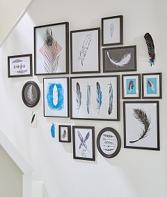 Ein Motiv in vielen Variationen: So eine Collage sieht ungewöhnlich schön aus. Damit die Bilder keine Spuren in der Wand hinterlassen und unkompliziert umarrangiert werden können, hängen sie an praktischen Klebenägeln. Die gibt es mit einer Tragkraft von zwei bis vier Kilogramm – passend für (fast) jede Rahmengröße.