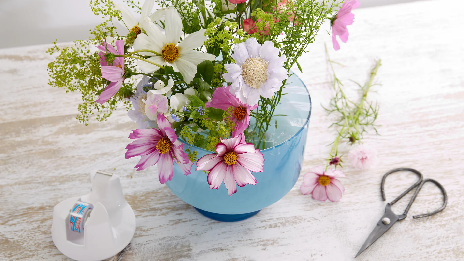 Jetzt können die Blumen in die Zwischenräume gesteckt werden und behalten ihre Position.