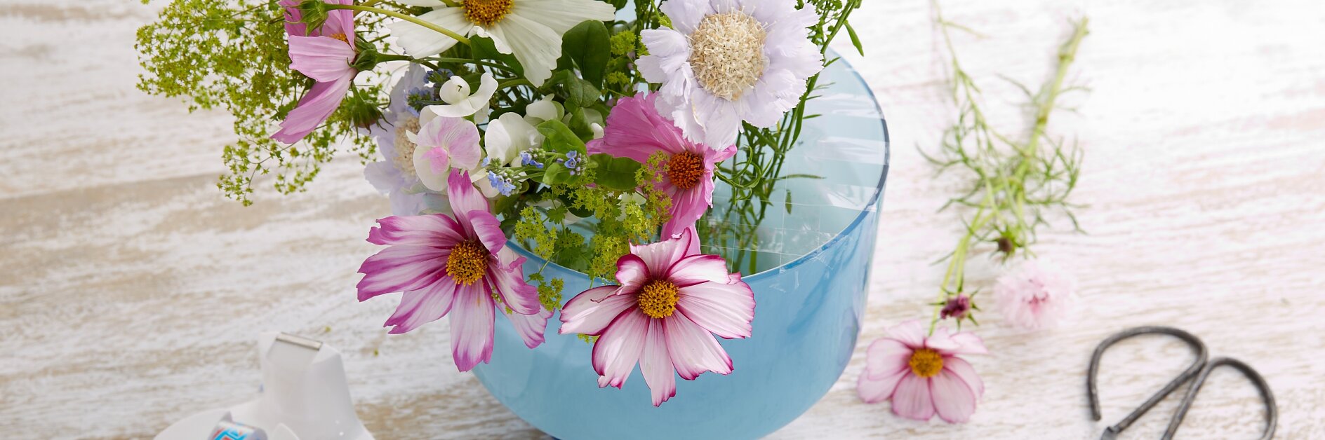 Jetzt können die Blumen in die Zwischenräume gesteckt werden und behalten ihre Position.