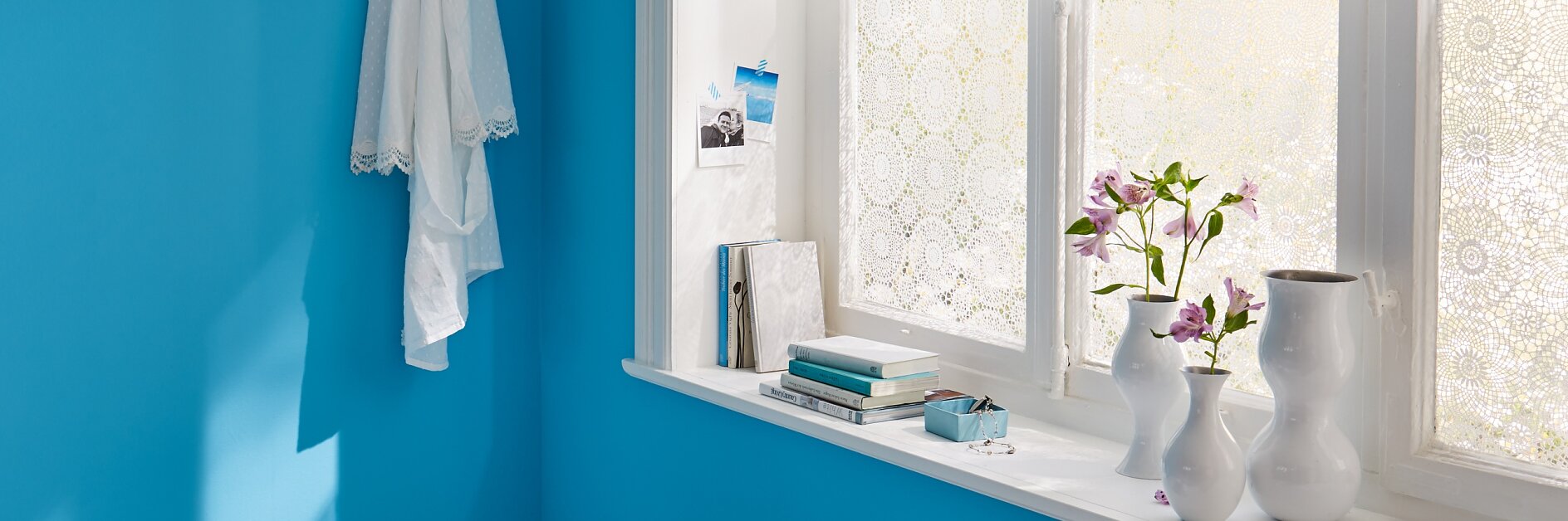 Hält Blicke draußen, aber lässt Licht rein, dieser Sichtschutz aus zweckentfremdeter Wachstuchtischdecke. Er wird mit kaum sichtbaren Klebestreifen am Fenster befestigt und lässt sich ganz fix und ohne Spuren zu hinterlassen wieder abnehmen.