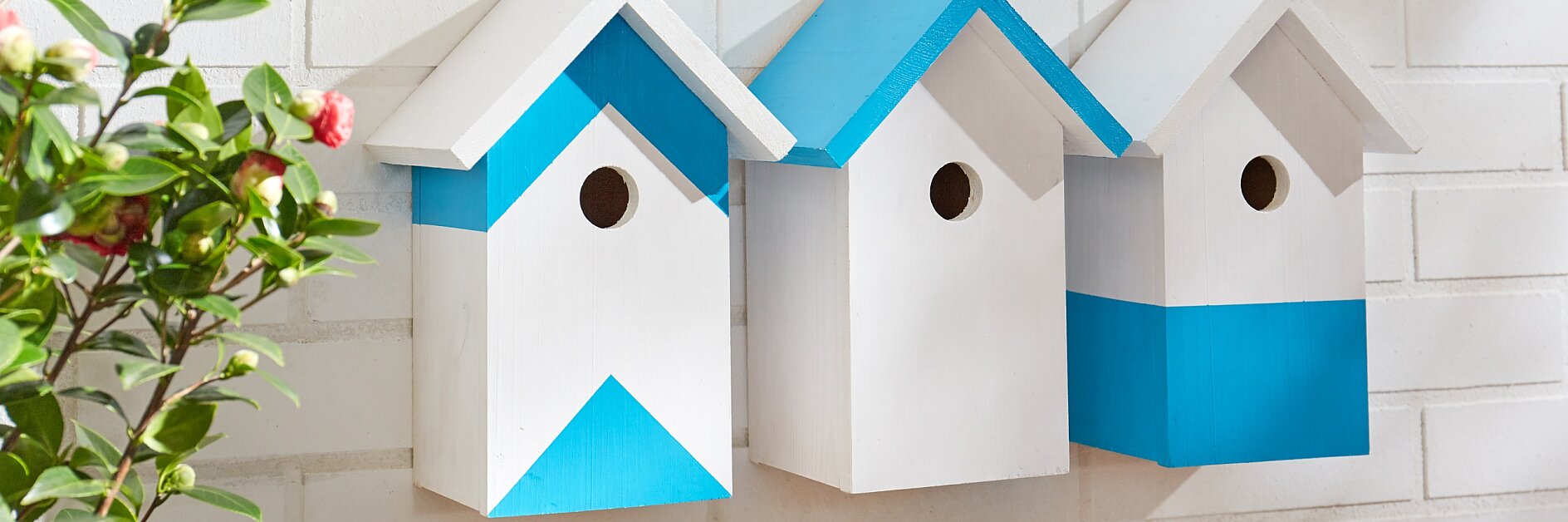 Welcher Vogel würde nicht in so einen Nistkasten einziehen wollen? Und damit es kein Gedränge gibt, bekommt jeder sein eigenes individuell gestaltetes Häuschen, das mit den neuen tesa® Klebeschrauben nach Lust und Laune an der Wand befestigt werden kann!