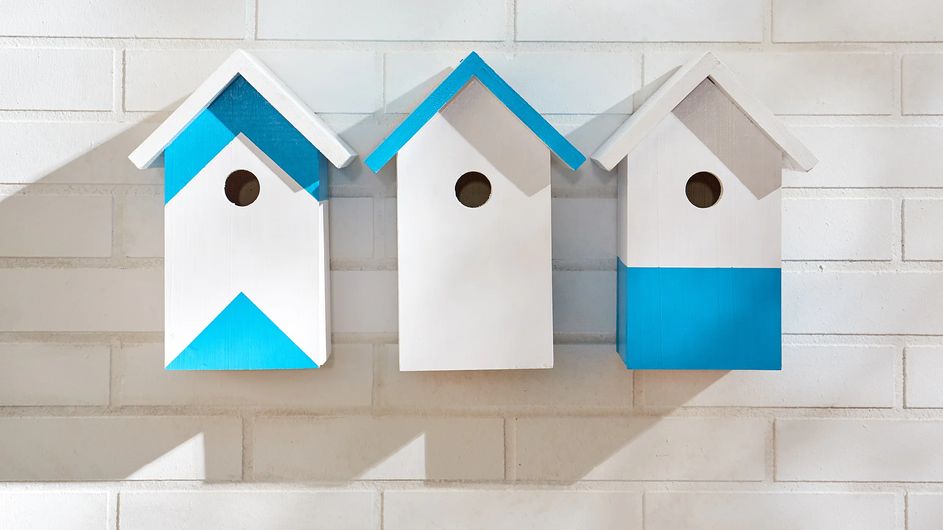 Welcher Vogel würde nicht in so einen Nistkasten einziehen wollen? Und damit es kein Gedränge gibt, bekommt jeder sein eigenes individuell gestaltetes Häuschen, das mit den neuen tesa® Klebeschrauben nach Lust und Laune an der Wand befestigt werden kann!