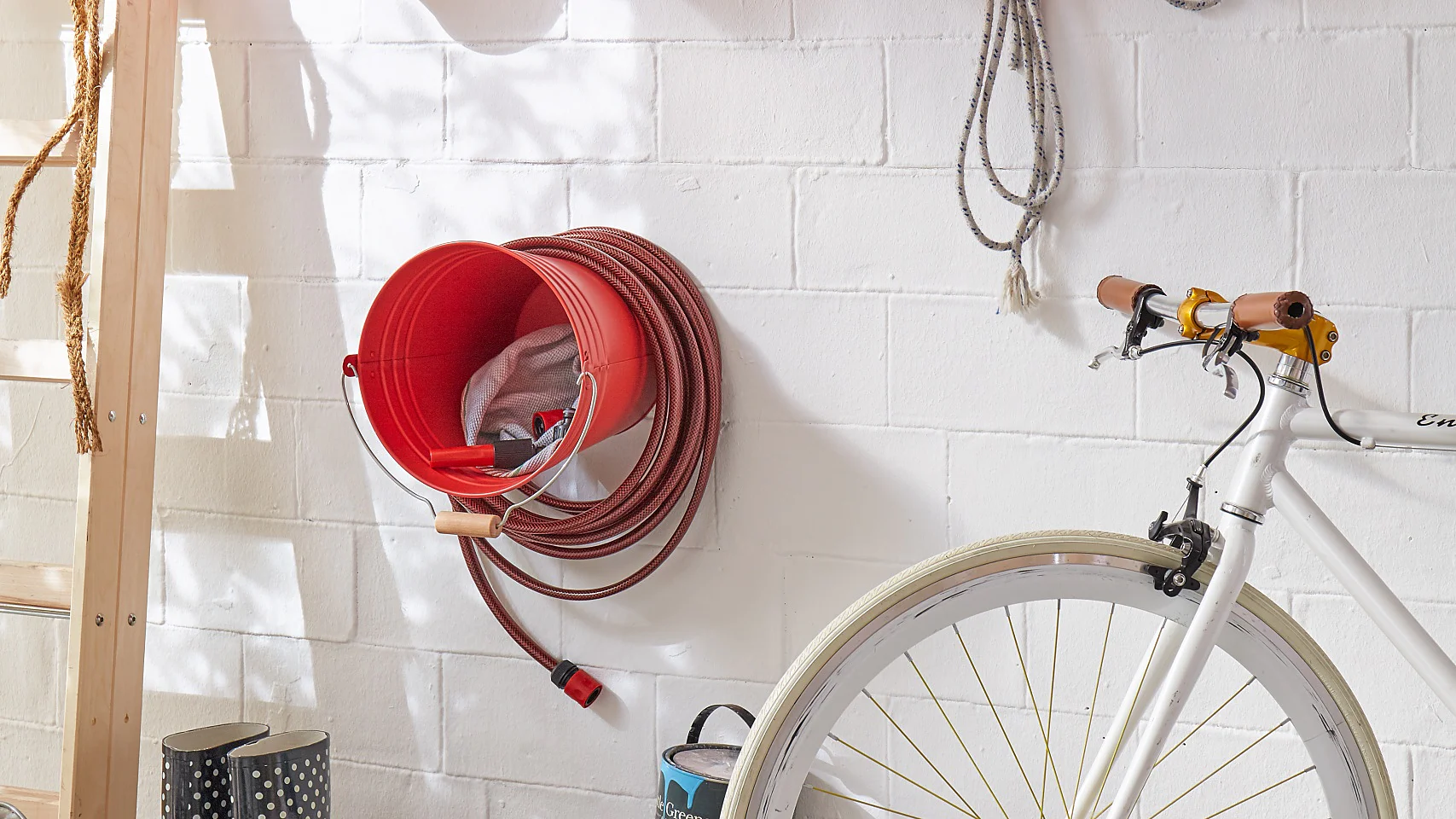 Handwerkszeug, Fahrrad- oder Gartenutensilien: Im Keller oder der Garage ist es oft unordentlich, weil alles durcheinanderliegt. Es geht aber auch anders: Eimer lackieren, mit Klebeschrauben an der Wand befestigen, und schon hat jedes Teil seinen Platz. Das Beste: Der Gartenschlauch hängt jetzt fein säuberlich über einem Eimer!