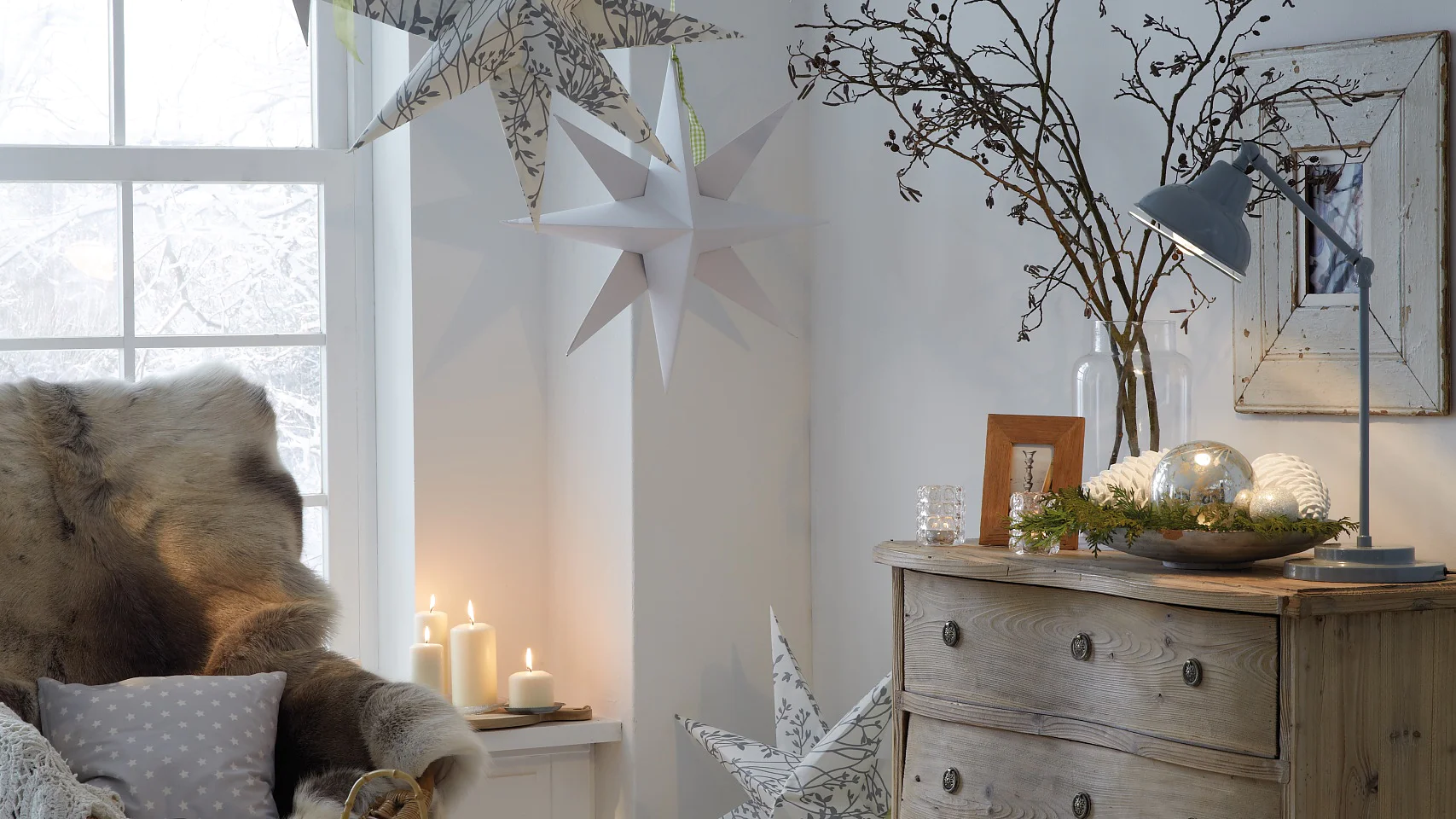 Achtung, Kuschelalarm! Über dem Lieblingsplatz schweben riesige Faltsterne aus festem Papier. Sie werden von Deckenhaken gehalten, die nach dem Fest wieder spurlos abgelöst werden können. Dazu gibt’s Tee, Kuchen und Kerzenlicht – kann die Adventszeit schöner sein?