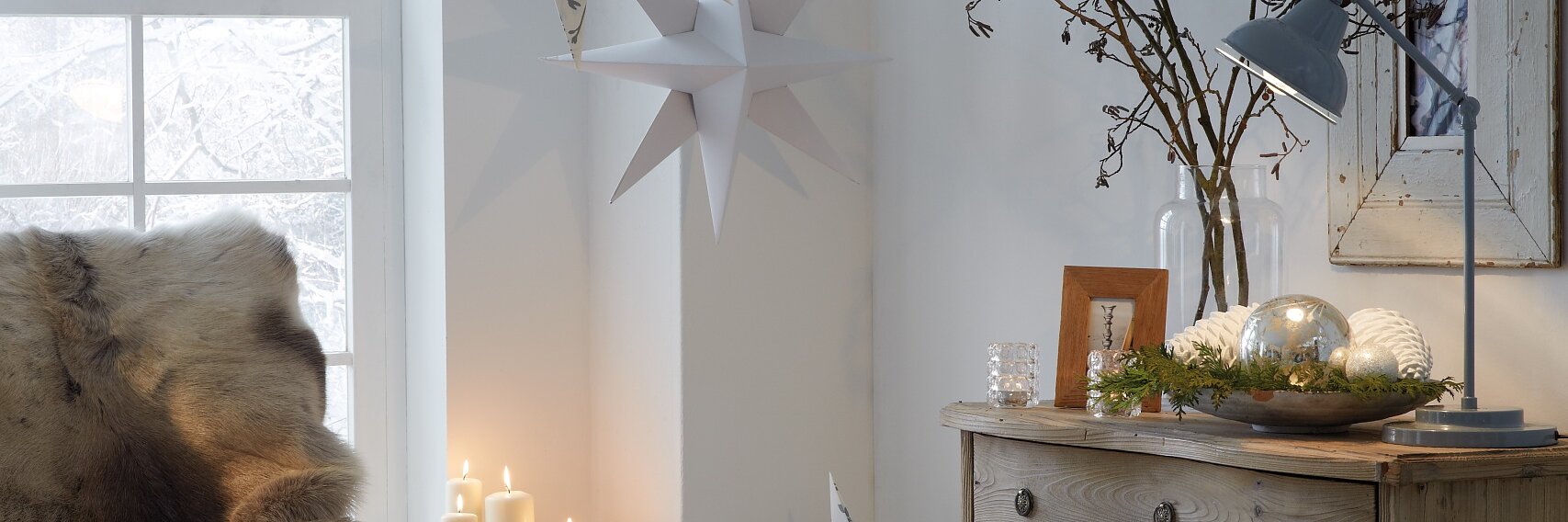 Achtung, Kuschelalarm! Über dem Lieblingsplatz schweben riesige Faltsterne aus festem Papier. Sie werden von Deckenhaken gehalten, die nach dem Fest wieder spurlos abgelöst werden können. Dazu gibt’s Tee, Kuchen und Kerzenlicht – kann die Adventszeit schöner sein?