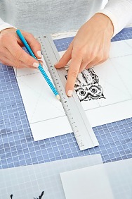 Tiere auf Papier stempeln und auf dem Kopierer vergrößern, dabei so platzieren, dass das Motiv mittig und mit 5 cm Abstand zur unteren Kante liegt. Dann das fertige Motiv auf das Transparentpapier kopieren. Das Transparentpapier nun auf die Schemazeichnung legen und die Linien mit Bleistift übertragen. Die Windlichter lassen sich in der Höhe ganz leicht variieren, dafür nur bei der Schemazeichnung die Seitenkanten verlängern und die Diagonalen entsprechend anpassen.
