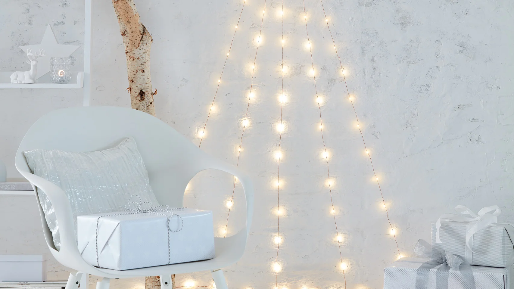 Nadellos und extrem pflegeleicht ist dieser stilisierte Tannenbaum, der nicht einmal geschmückt werden muss. Er besteht aus einer LED-Lichterkette, die mit transparenten Haken an der Wand befestigt wird.
