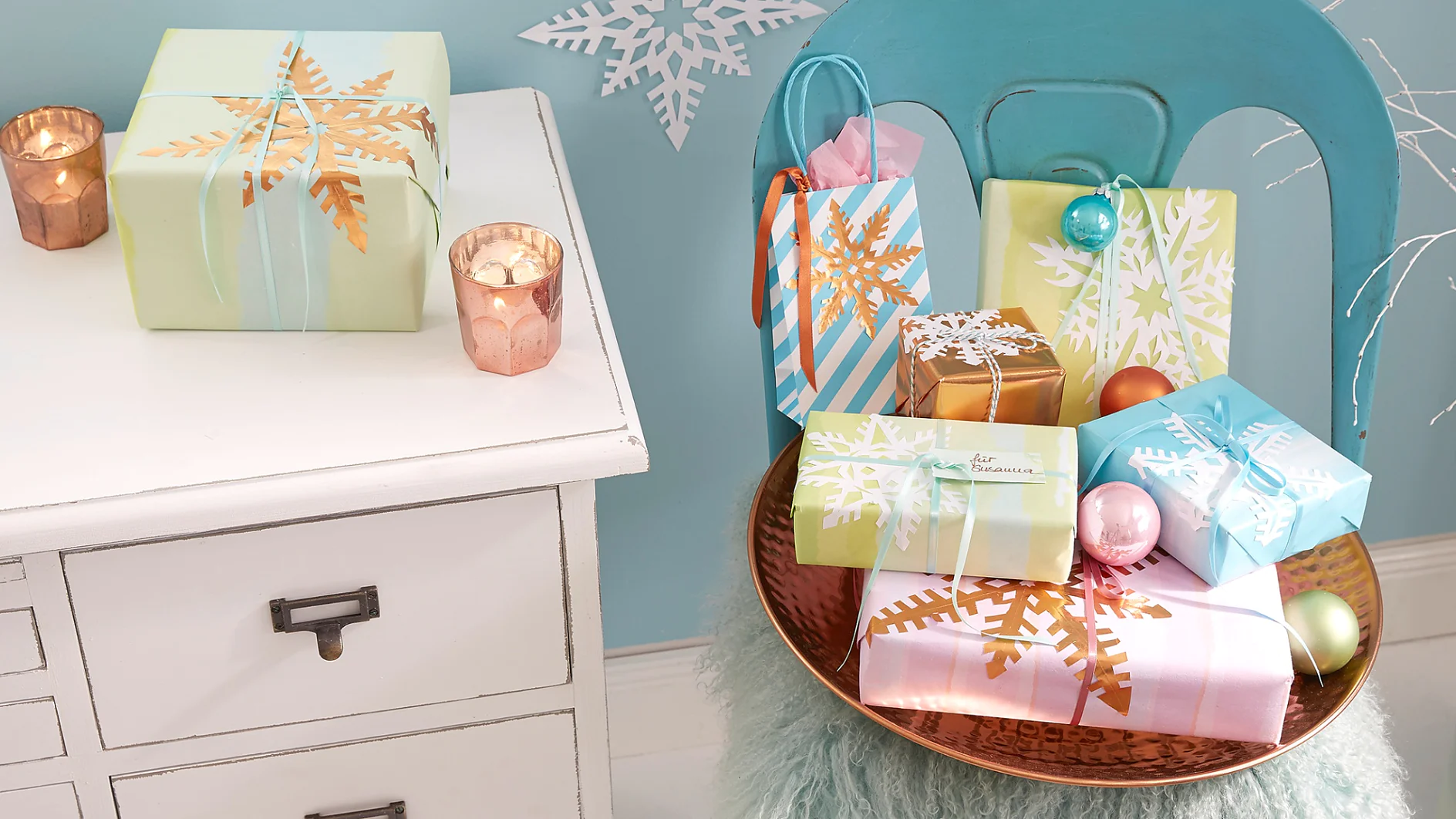 Ob Frau Holle ihr Geschenk für Väterchen Frost mit einem Eiskristall verziert, wissen wir nicht. Aber es wäre doch eine schöne Idee – die ganz leicht nachzumachen ist!