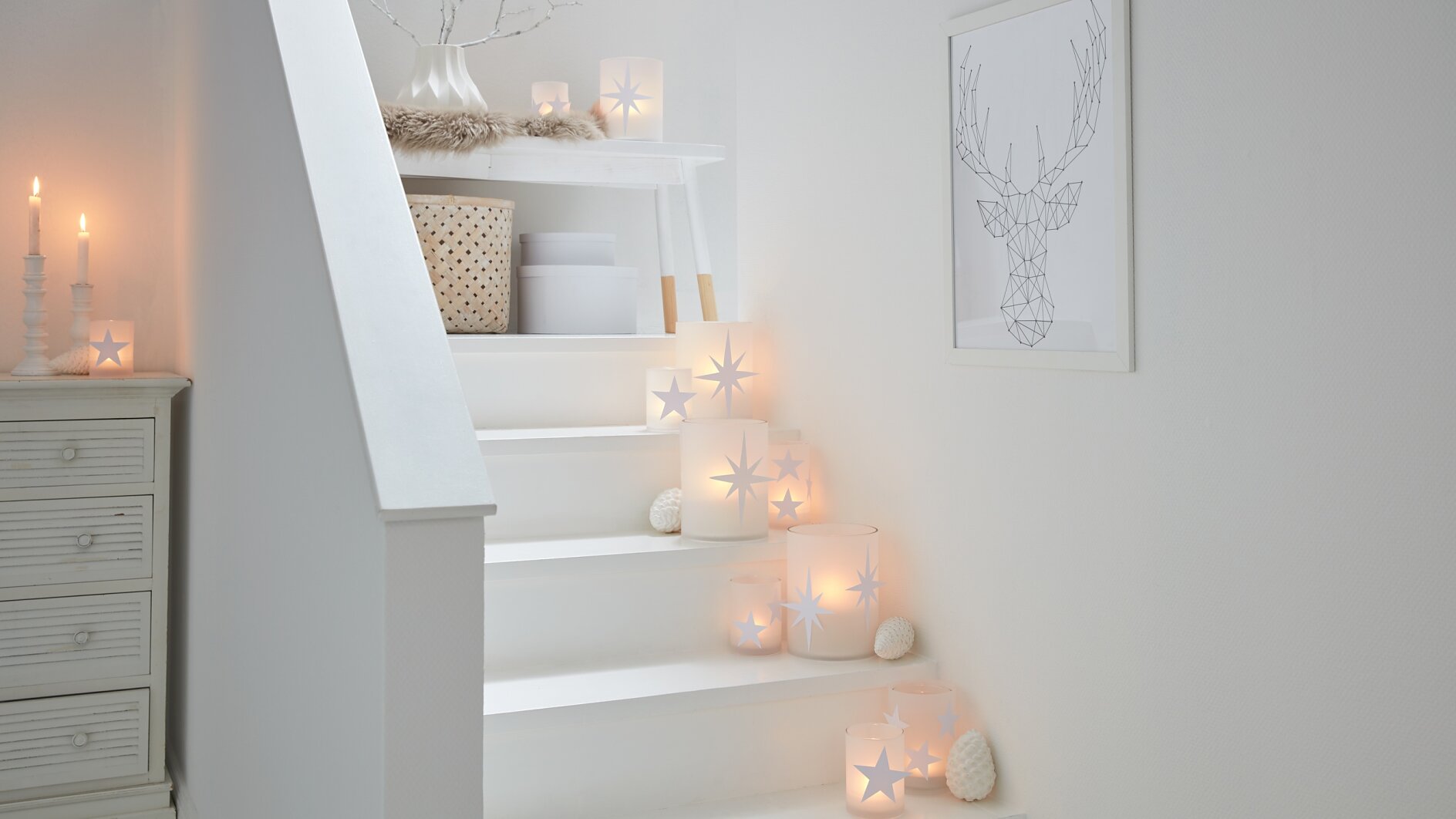 This stairs decoration puts candles (safely!) in the limelight - and it looks beautiful. Especially when the DIY candle holders are decorated with paper stars. They are quickly and easily applied with the help of the new glue stamp, and thus have a great 3D effect.