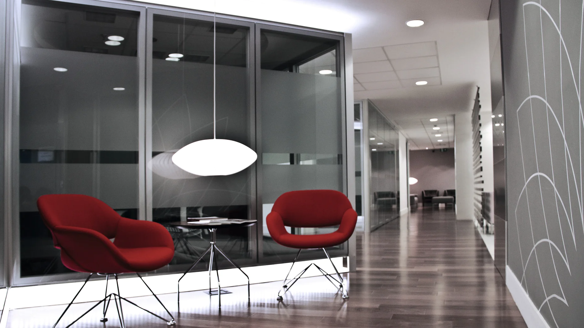 Glasklare Vorteile: Mithilfe der tesa® ACXplus Klebebänder ist es möglich, Trennwände ästhetisch ansprechend, dauerhaft und widerstandsfähig zu verbinden. Das Spektrum der Verklebungen reicht von Stoß-, Winkel- oder T-Verklebungen (Glas auf Glas) bis zur Fixierung der Glasscheiben auf Aluminiumrahmen bzw. in H-Profilen.