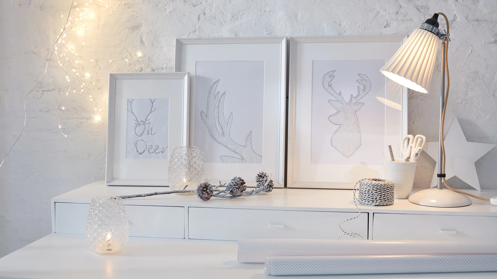 Rudolph the red-nosed reindeer would certainly be delighted! Pictures from his family album are decorated with fine glitter - This deer decor looks beautifully festive and makes a real eye-catcher!