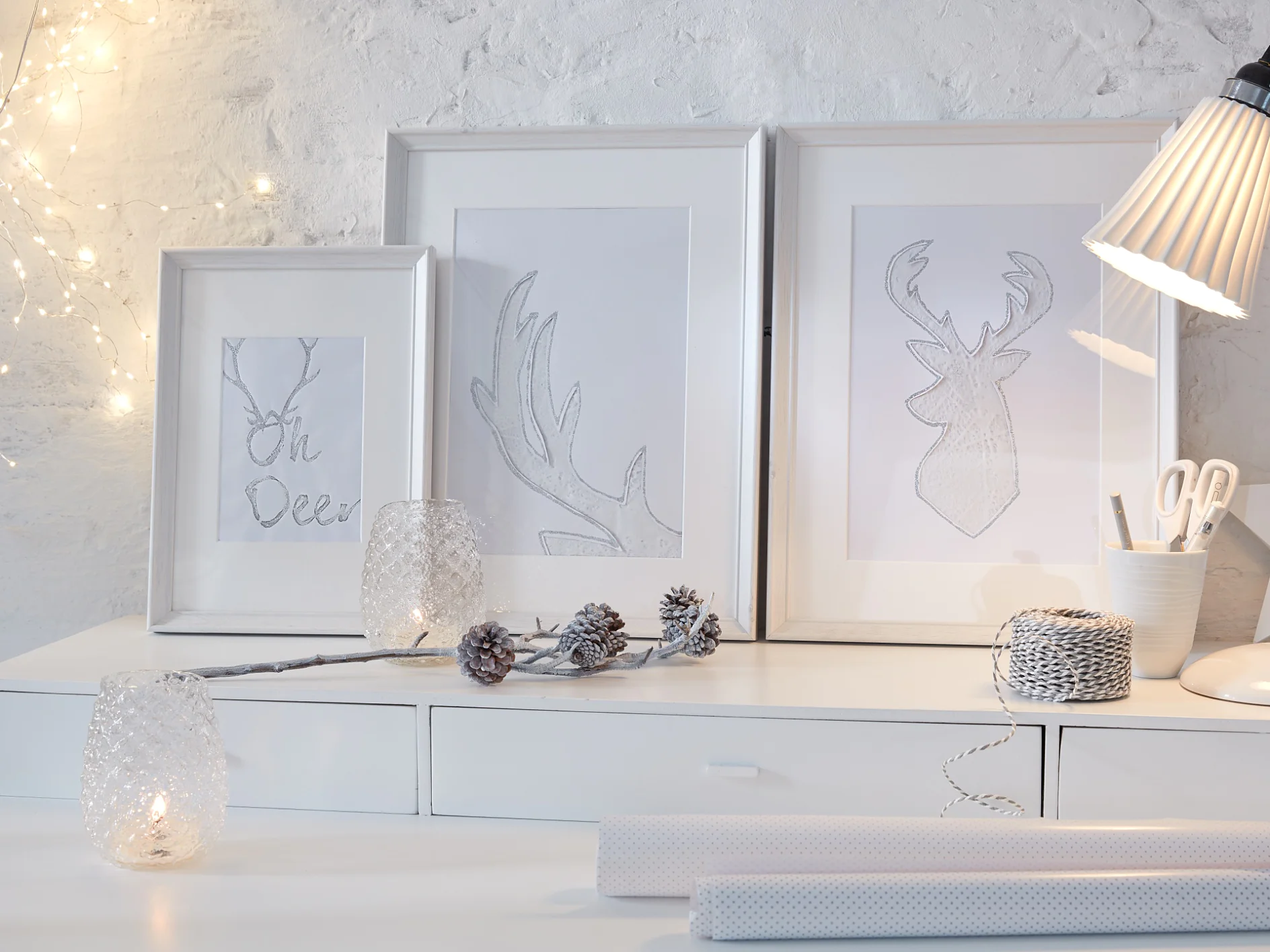 Rudolph the red-nosed reindeer would certainly be delighted! Pictures from his family album are decorated with fine glitter - This deer decor looks beautifully festive and makes a real eye-catcher!