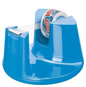 Ein blauer Klebebandspender mit einer Rolle transparentem Tesa-Band. Das Tesa-Band ist teilweise abgerollt und ragt über die gezackte Schneide des Spenders hinaus. Auf der Rolle und dem Spender ist die Marke „tesa“ sichtbar.