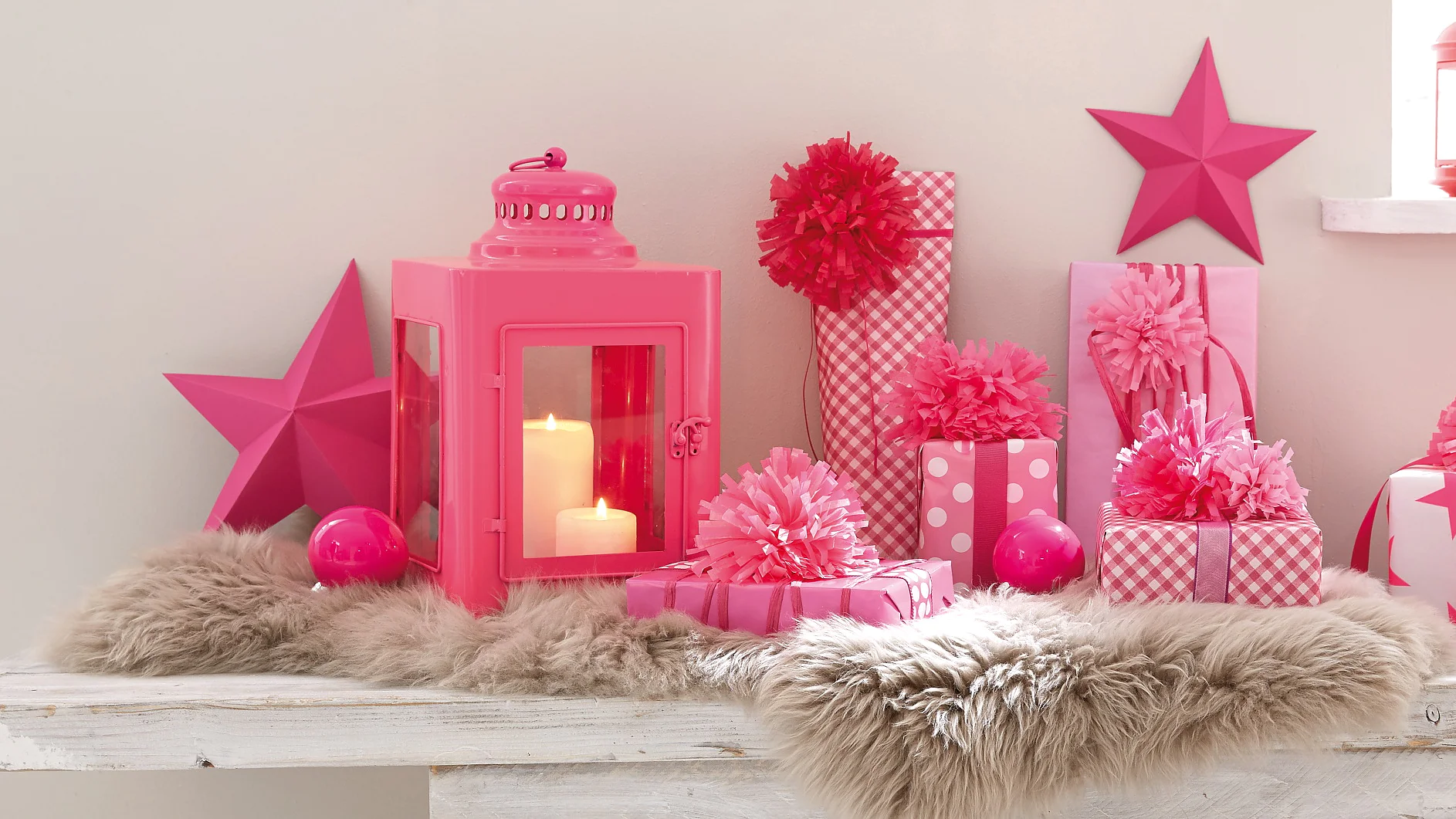 Wer seinen Lieben zu Weihnachten rosige Zeiten bescheren möchte, packt die Pakete in pink-weißes Papier ein und verziert sie mit prächtigen Pompons!