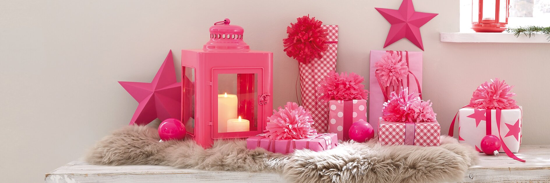 Wer seinen Lieben zu Weihnachten rosige Zeiten bescheren möchte, packt die Pakete in pink-weißes Papier ein und verziert sie mit prächtigen Pompons!