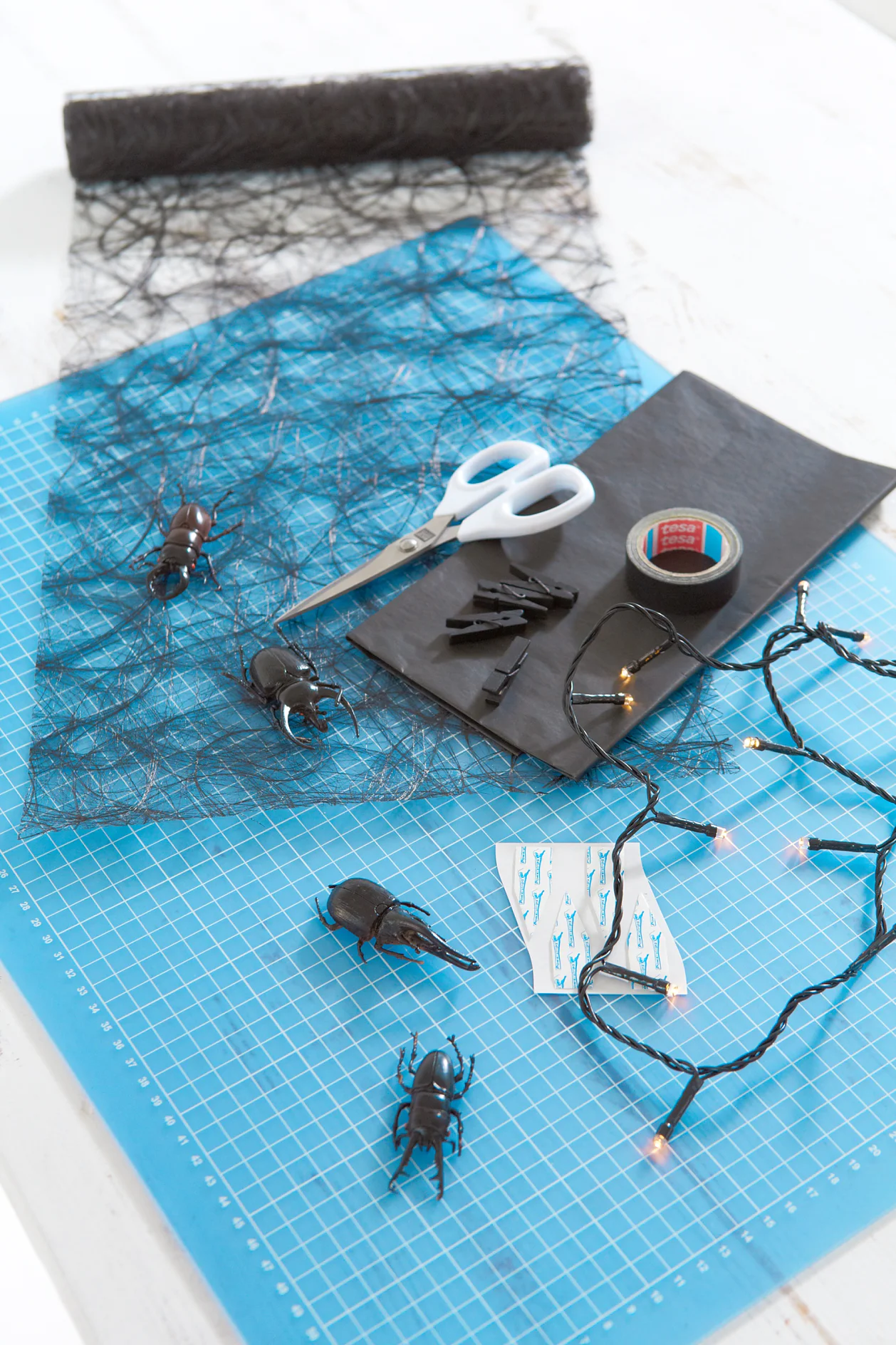 trendpapier 3 / Idee 5: Kaefer Lichterkette / Schritt 1 Übersicht der benötigten Materialien zum Basteln der Lichterkette.